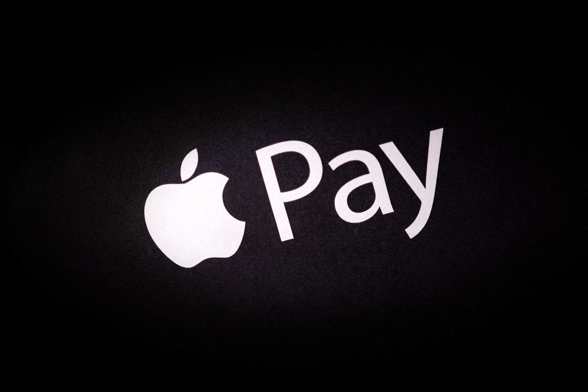 Ilustrasi layar Apple Pay dan pembayaran tanpa kontak (kredit: reuters.com)