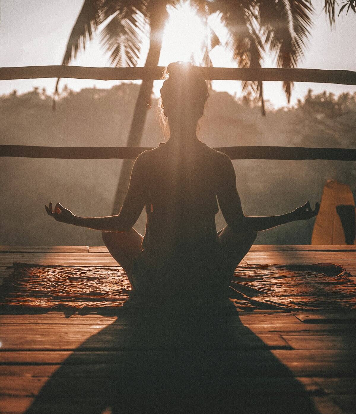 Seseorang duduk tenang menikmati suasana tanpa menggenggam ponsel (kredit: unsplash.com)