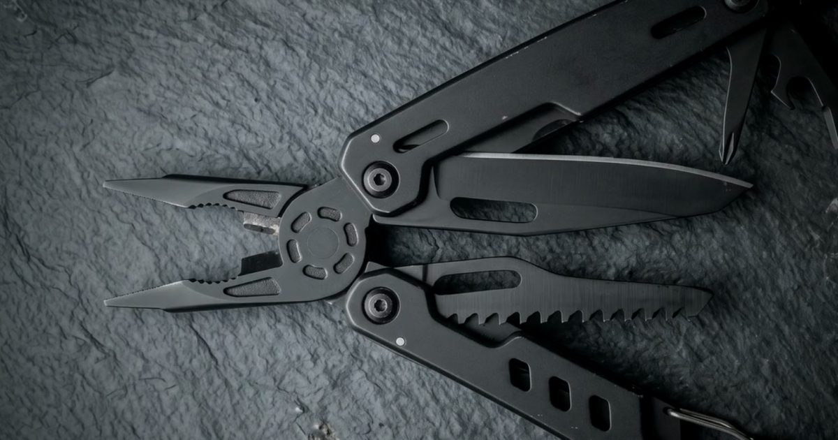 Ilustrasi multitool Blackjaw dari Tsuchioto Works dengan finishing hitam matte (kredit: newatlas.com)