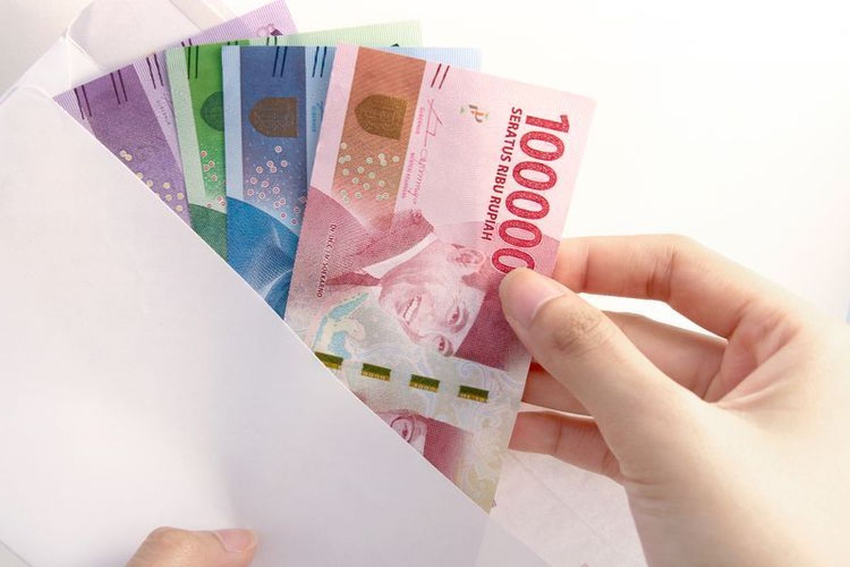 Pekerja mengecek status bantuan upah lewat layar ponsel (kredit: kompas.com)
