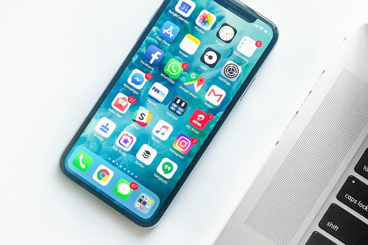 ilustrasi cara cek nomor sendiri Indosat (kredit: unsplash.com)