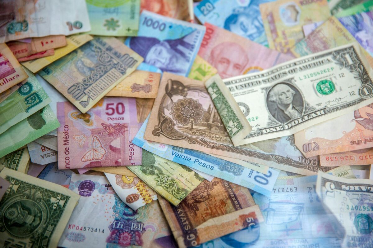 Ilustrasi kirim uang dan transfer dana antar negara (kredit: unsplash.com)