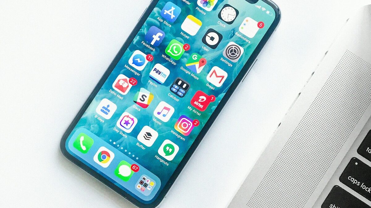 Ilustrasi cek nomor SoftBank di smartphone (kredit: unsplash.com)