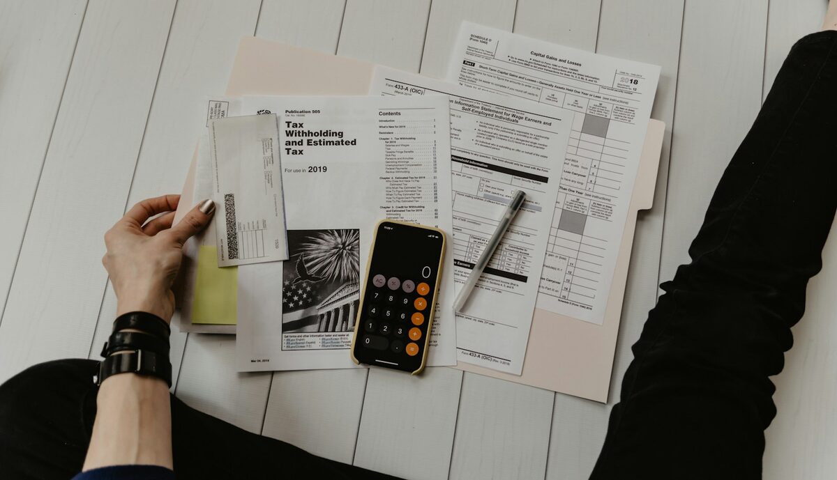 ilustrasi dokumen paspor dan formulir perpanjangan visa kerja di jepang (kredit: unsplash.com)