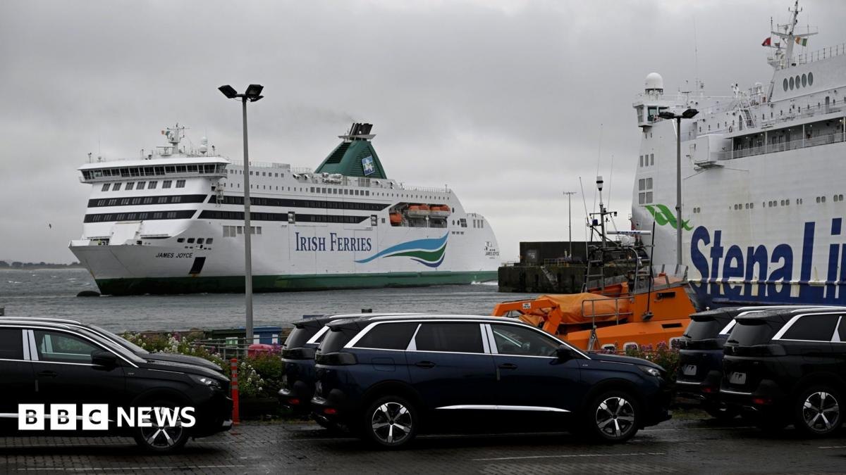 Kapal Irish Ferries dan Stena Line terlihat di sebuah pelabuhan, dengan mobil-mobil terparkir di dermaga (kredit: bbc.co.uk)