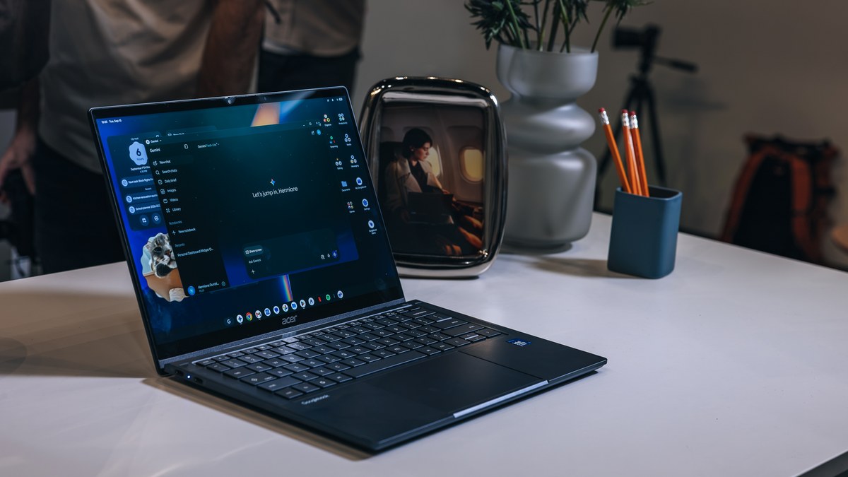 Laptop Acer Googlebook 14 dengan layar sentuh menyala di atas meja (kredit: PCMag)