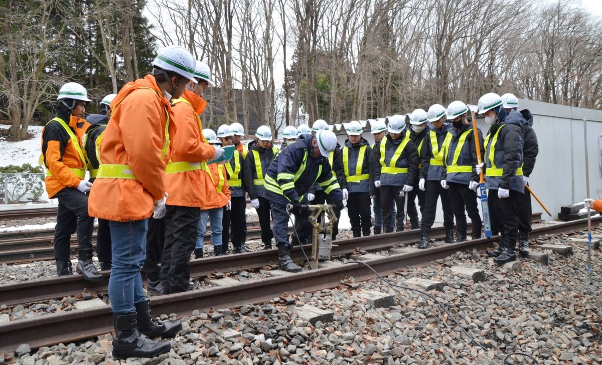 Peserta program pelatihan pekerja asing pemegang visa Specified Skilled Worker di pusat pelatihan East Japan Railway, Shirakawa, Prefektur Fukushima, Maret lalu. (kredit: japantimes.co.jp)