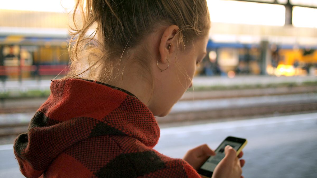 Ilustrasi: kebiasaan mengganti wallpaper HP dan kebiasaan digital kecil lainnya (kredit: Wikimedia Commons, File: Checking Her Smartphone (Unsplash).jpg, Daria Nepriakhina, CC0)