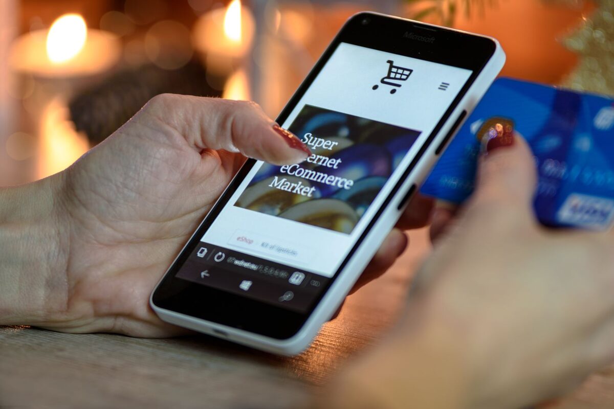 Ilustrasi belanja online pakai smartphone dan kartu kredit (kredit: pexels.com)