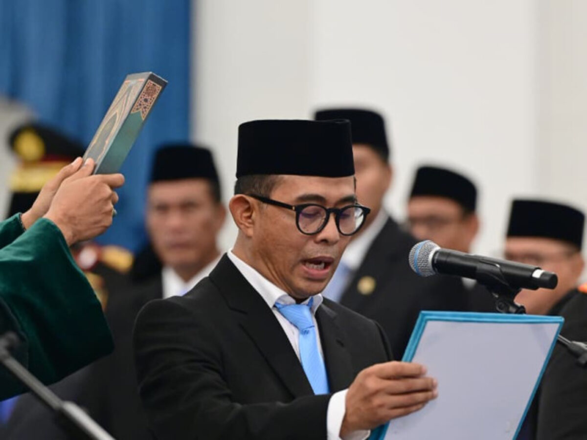 Nuzran Joher dan Radian Syam mengucapkan sumpah jabatan di Istana Negara (kredit: ombudsman.go.id)