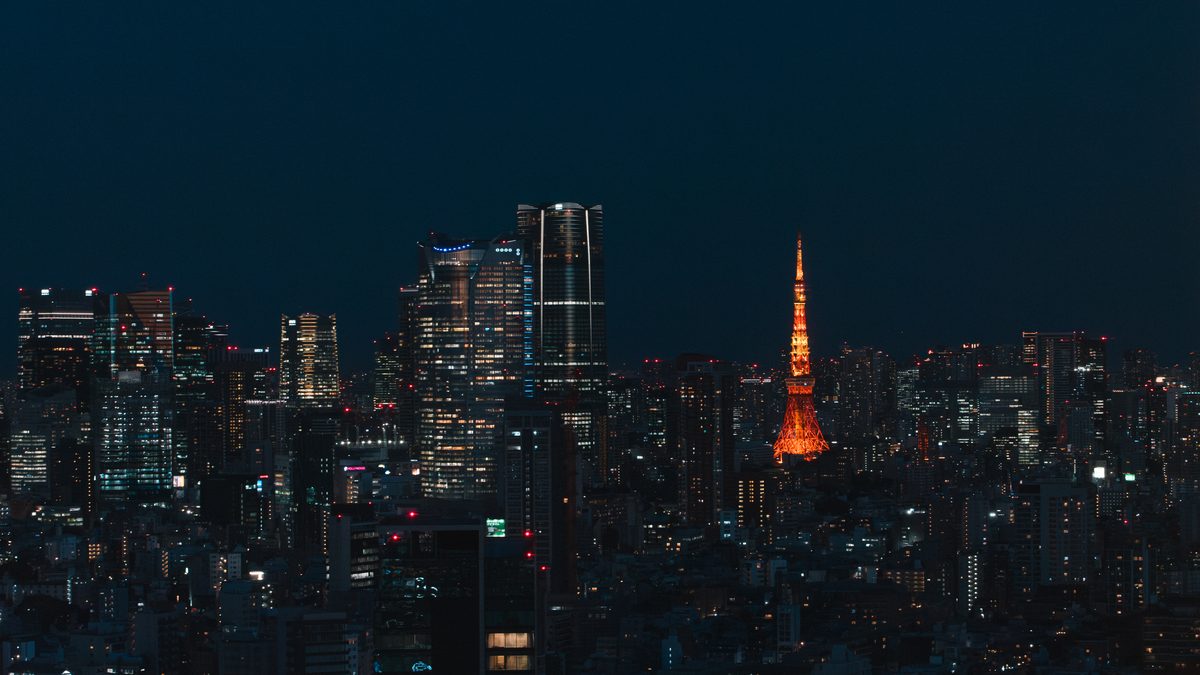 Ilustrasi: bekerja dan hidup di Jepang dengan bantuan layanan digital sehari-hari (kredit: Wikimedia Commons, File: Minato City, Tokyo, Japan (Night).jpg)