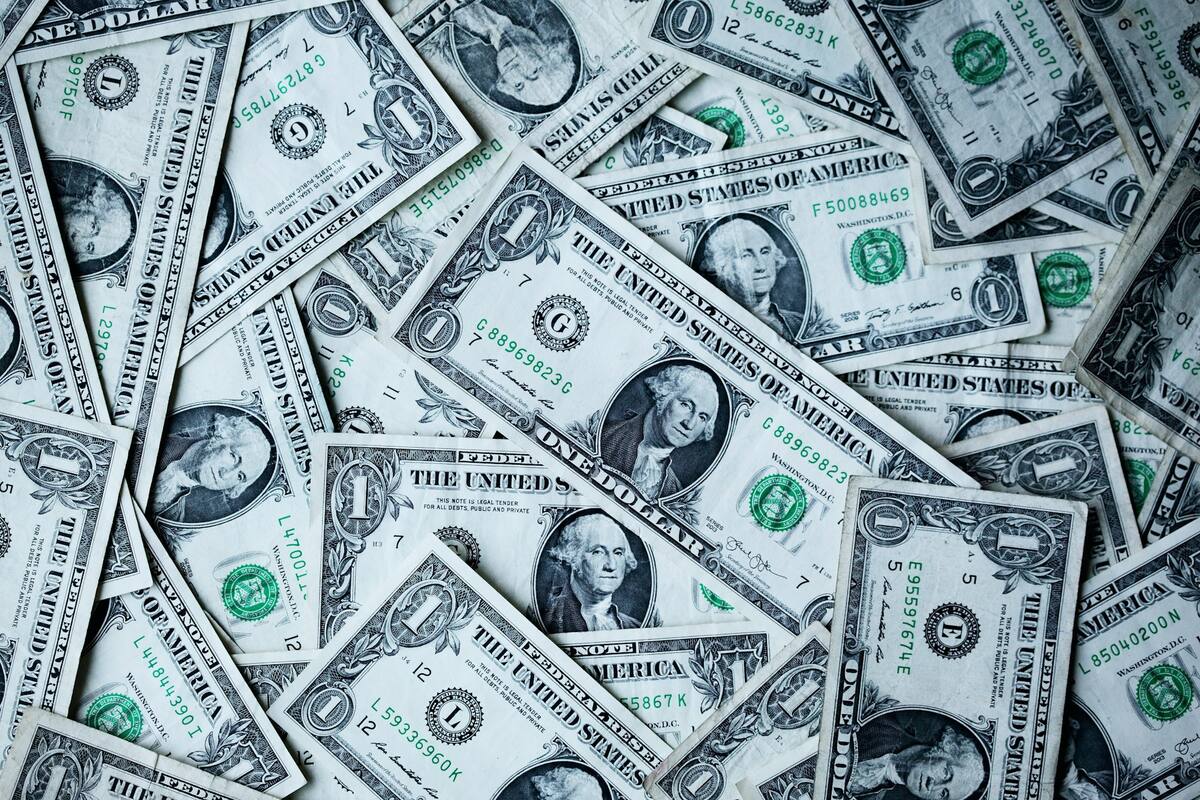 Ilustrasi uang dan anggaran bulanan untuk tabungan serta investasi (kredit: unsplash.com)